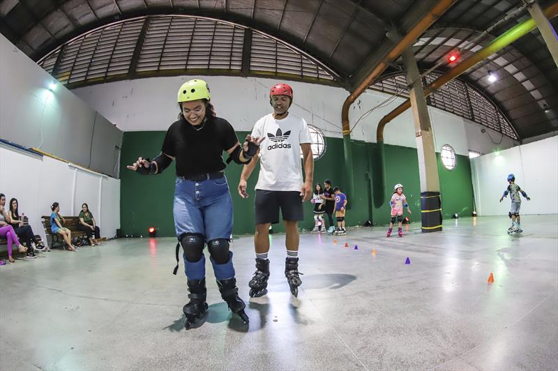 Crian As E Adultos T M Aula De Gra A De Patina O No Mercado Municipal