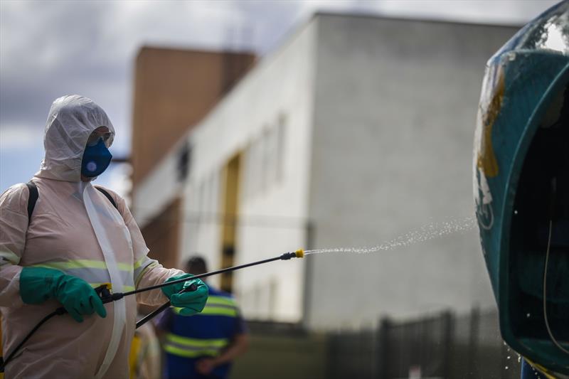 Áreas externas de UPAs e hospitais recebem pulverização