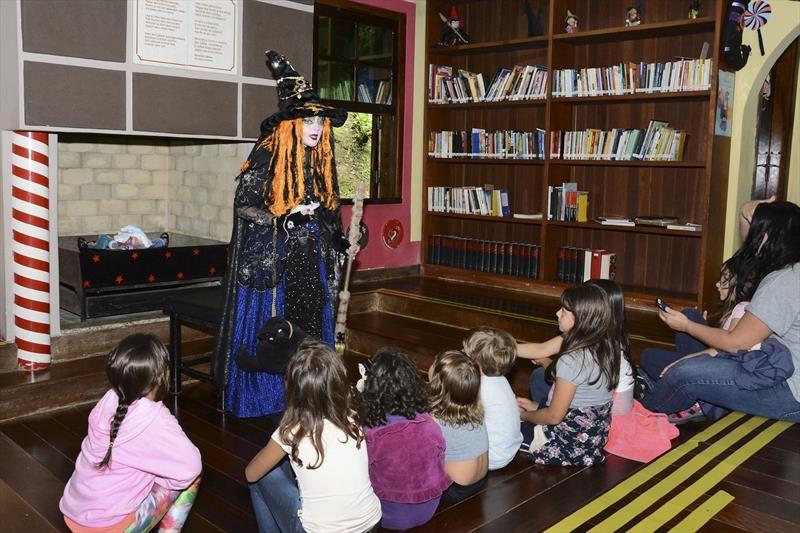 Bruxas do Bosque contam histórias on-line