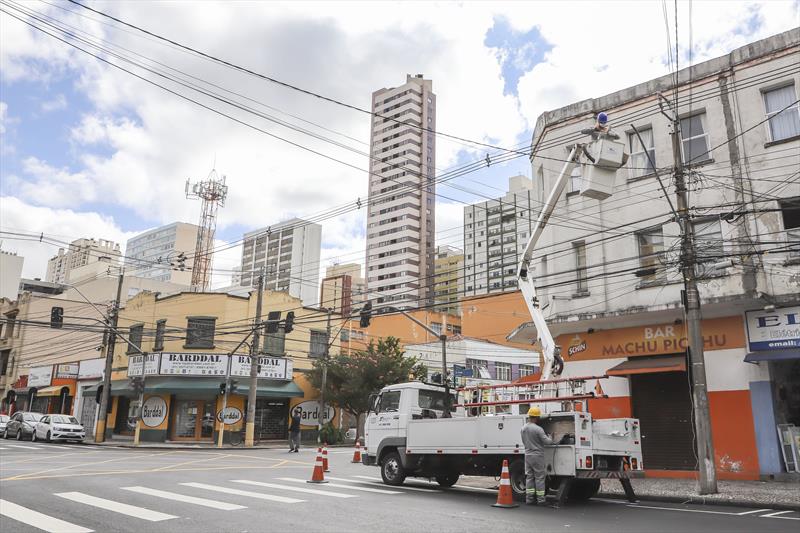 Depois do asfalto novo, Rua Tibagi ganha iluminação em LED