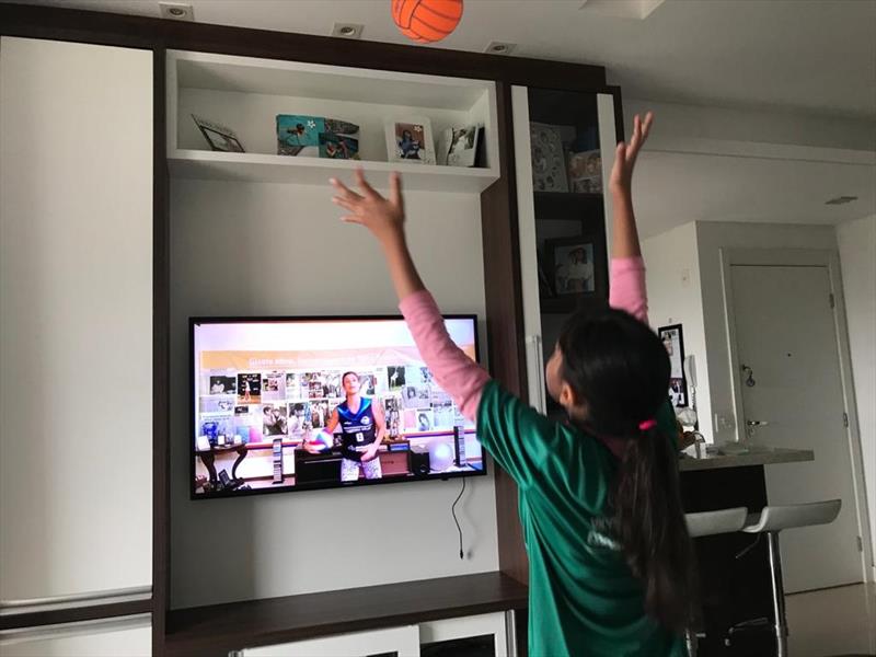 Crianças e adolescentes são desafiados a fazer um minitriathlon em casa