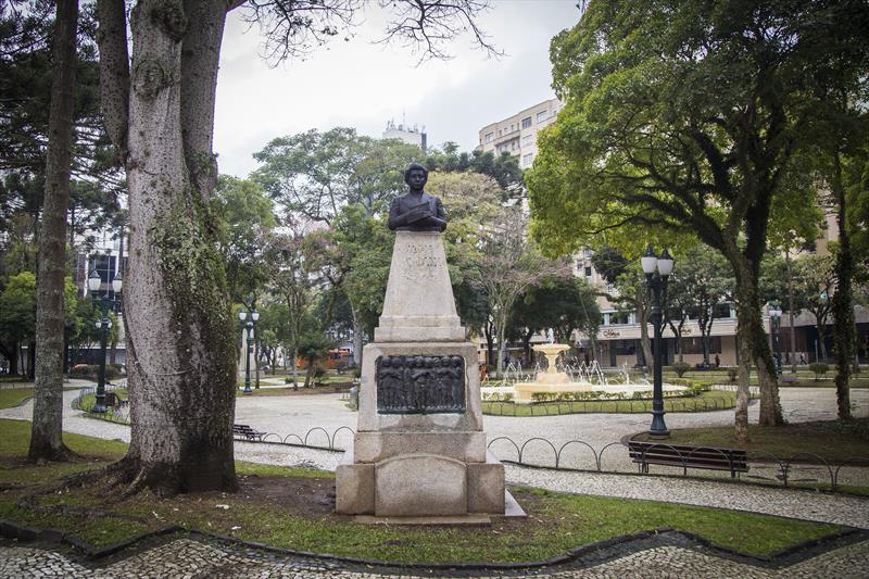 Praças recebem réplicas de bustos de personalidades da cidade