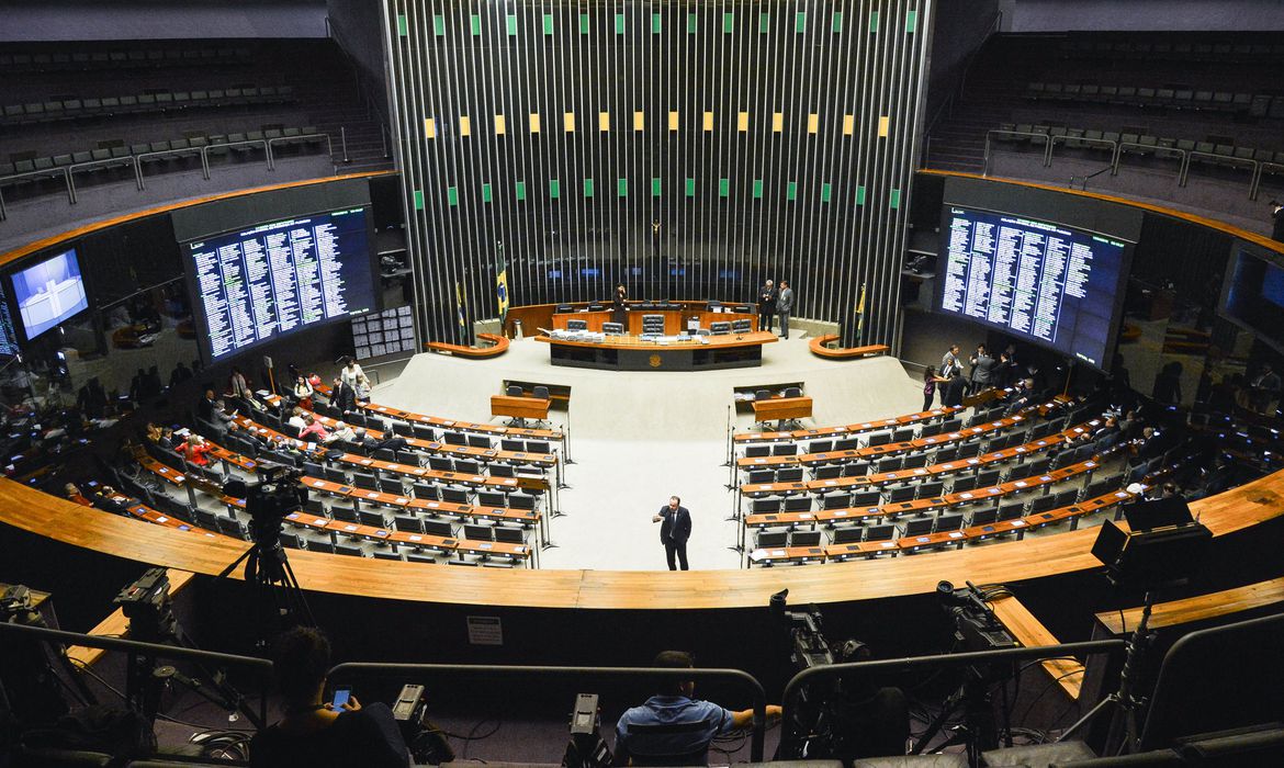 Câmara deve votar MP que antecipa férias e feriados por conta da pandemia