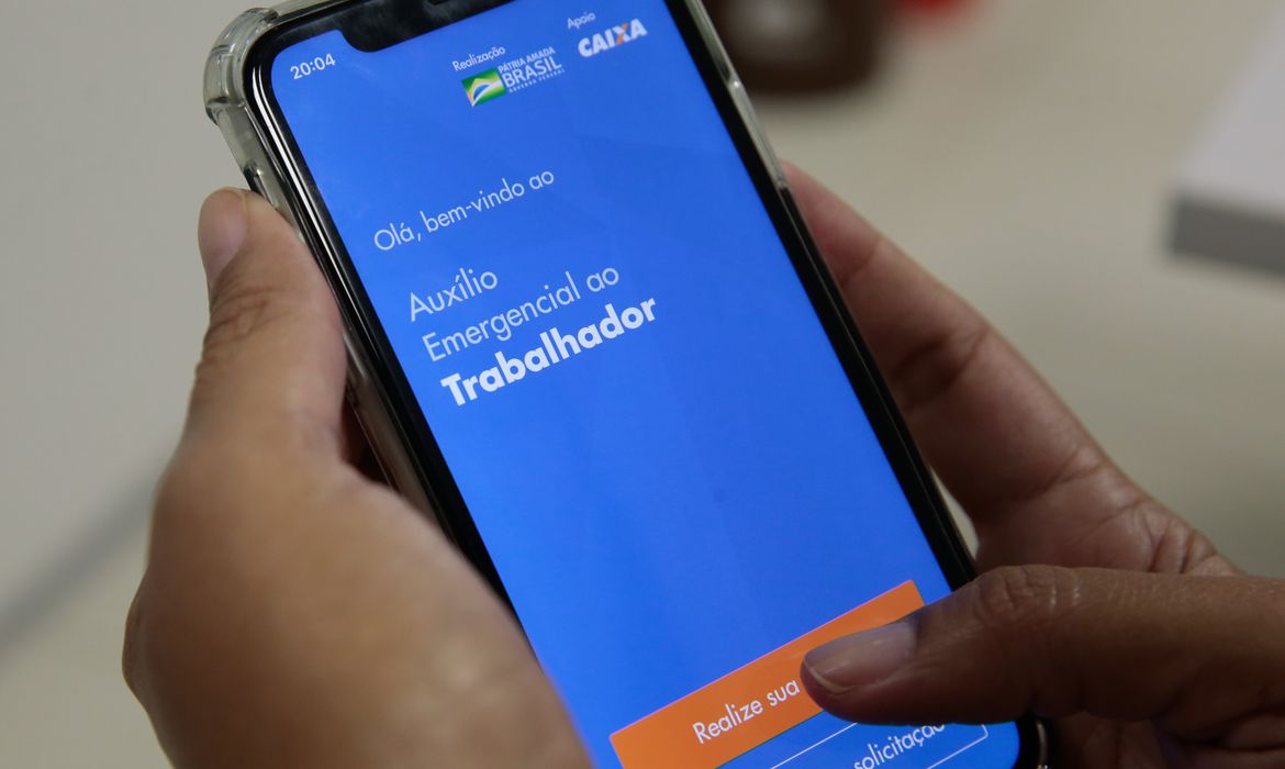 Caixa não tem como filtrar classe de quem pede auxílio, diz Guimarães