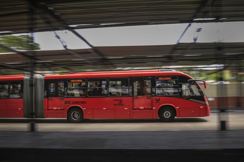 Ônibus voltam a operar com metade da lotação a partir desta sexta