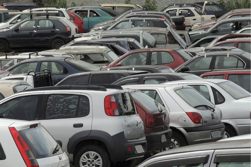 Leilão de veículos guinchados por irregularidades está aberto para lances