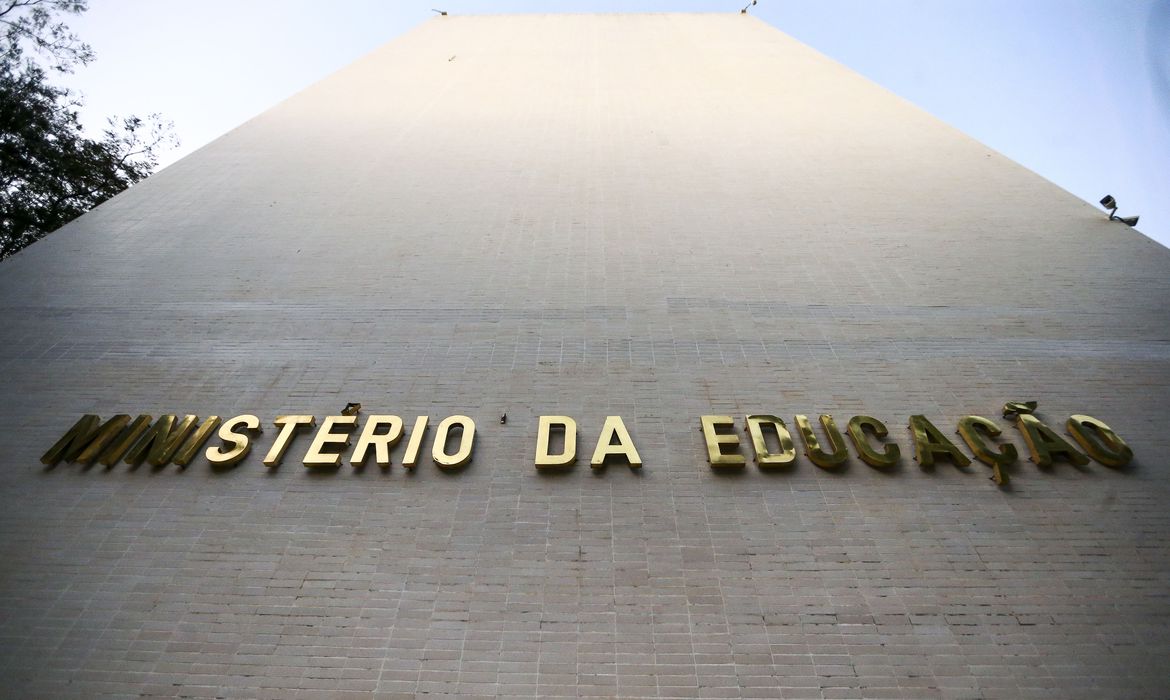 Bolsonaro anuncia Milton Ribeiro como novo ministro da Educação