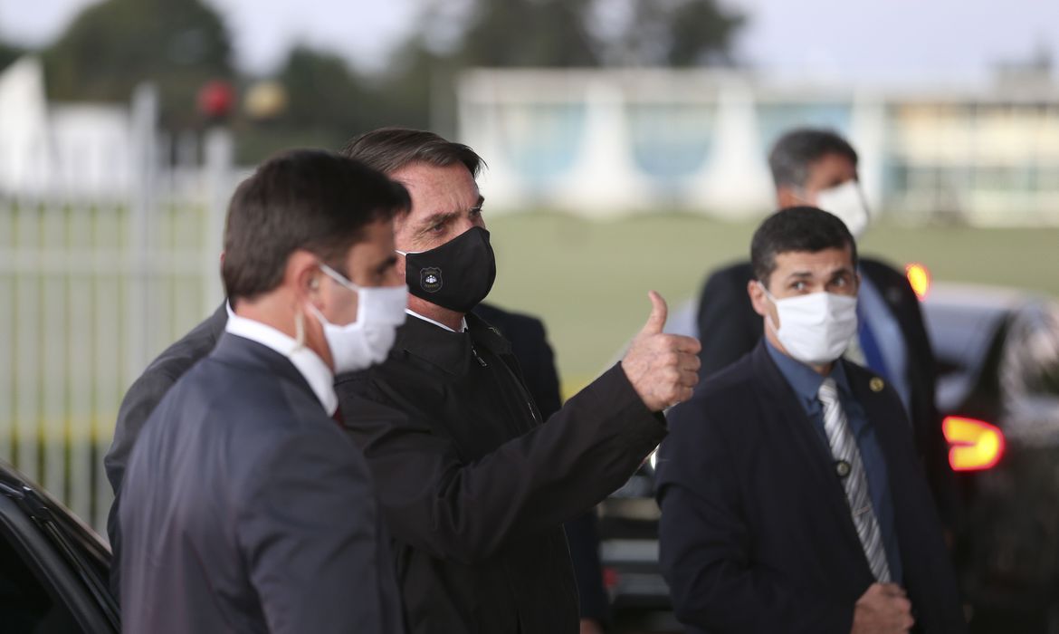 Bolsonaro sanciona lei que torna obrigatório o uso de máscara