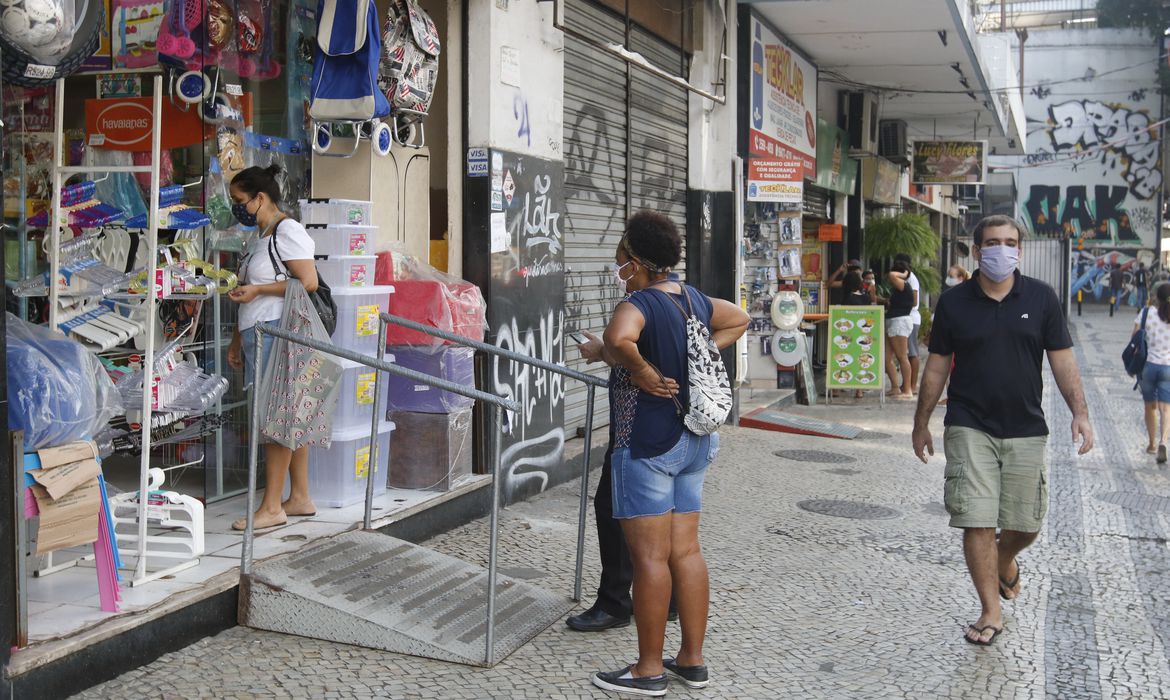 Vendas do comércio crescem 5,2% de junho para julho, diz IBGE