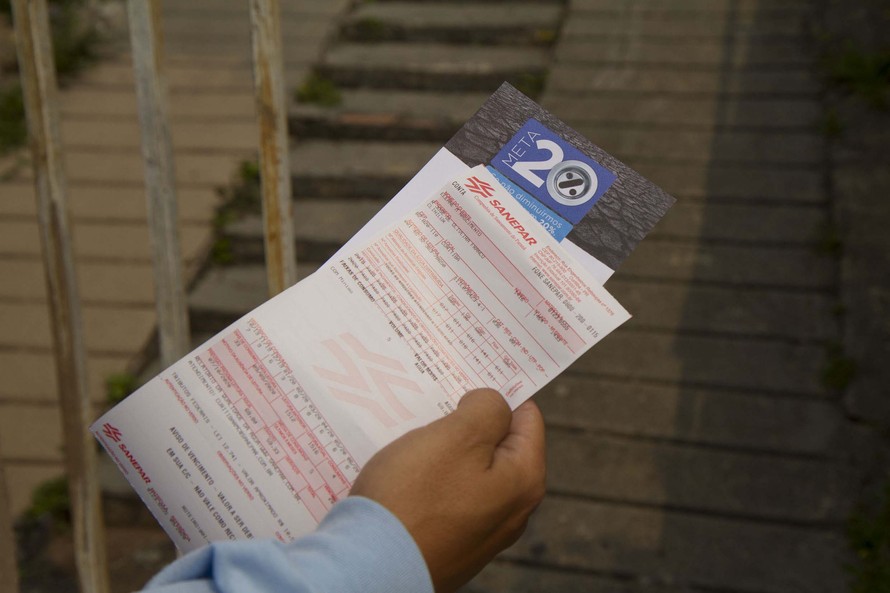 Fatura de água vermelha alerta para uso racional da água