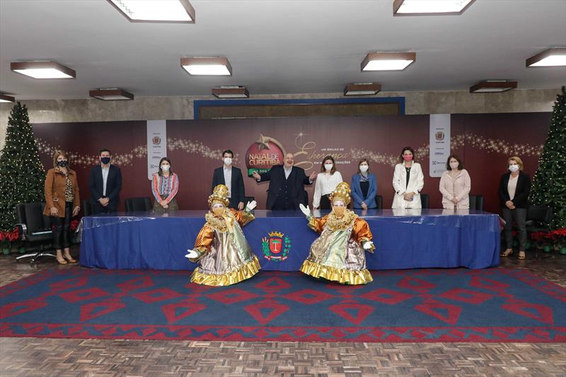 Natal de Curitiba celebra o fim do ano com segurança, espetáculos drive-thru e streaming