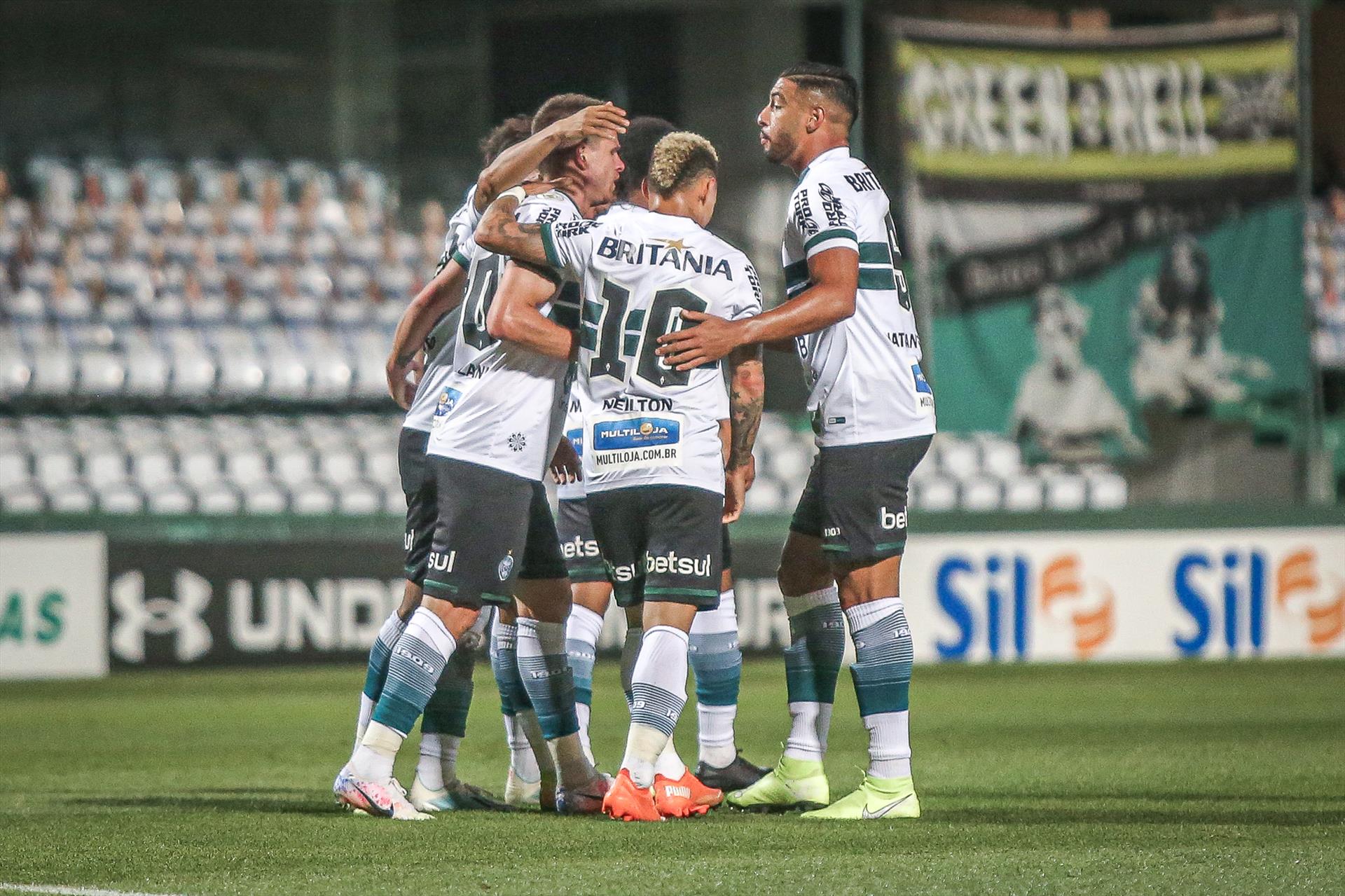 Coxa vence em casa