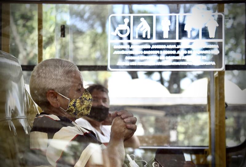 Linha de ônibus especial da vacina entra em operação