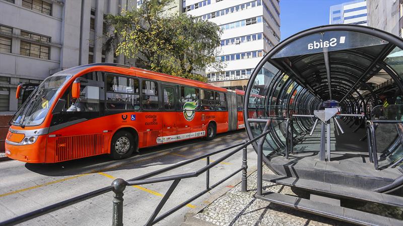 Ônibus passam a circular com limite de ocupação de 50%