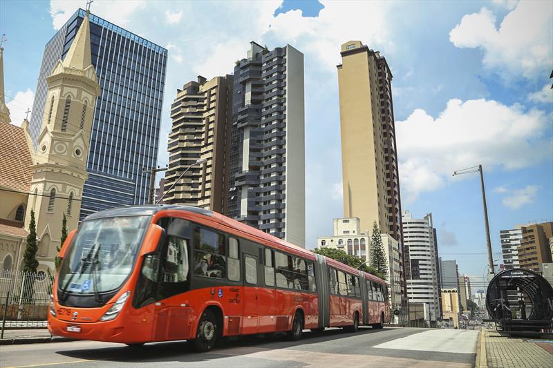 Com bandeira vermelha, movimento nos ônibus cai 21% no primeiro dia útil