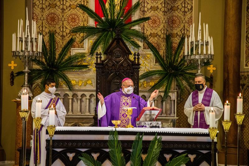 Curitiba celebra ao som dos sinos da Catedral Basílica
