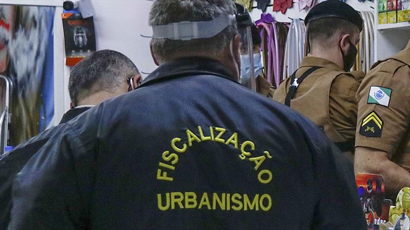 Fim de semana com bandeira laranja tem fiscalização em 49 estabelecimentos