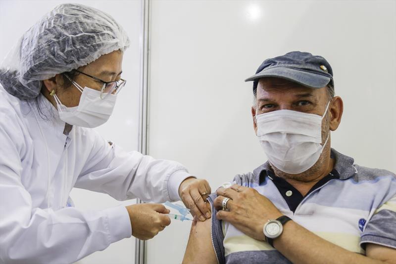 Confira a vacinação de 2ª dose, que avança para grupos de 74 a 71 anos
