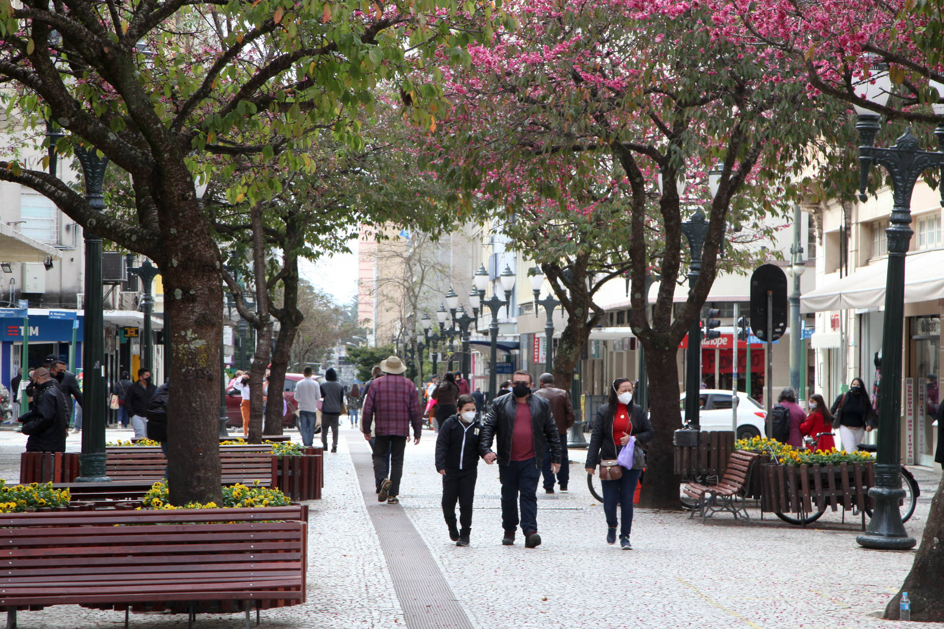 Decreto estende horário de funcionamento do comércio e reduz toque de recolher