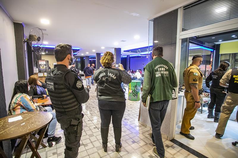 Seis estabelecimentos são fechados e multam somam R$ 485,9 mil