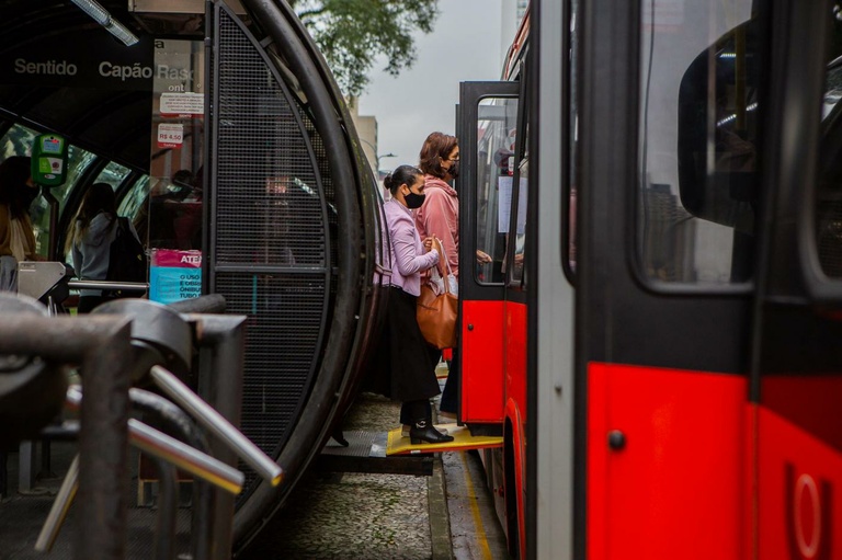 Curitiba poderá multar concessionárias por ônibus lotados durante pandemia