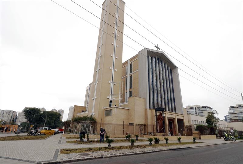 Nova calçada melhora acesso à igreja e ao cemitério do Água Verde