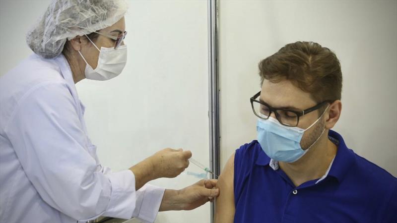 Curitiba remaneja doses e amplia vacinação para 54 e 53 anos