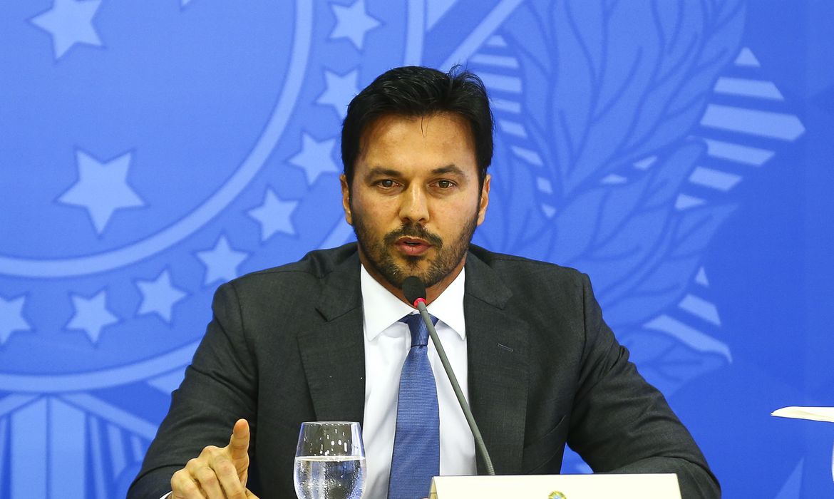 Ministro alerta operadoras sobre uso de falso sinal de 5G