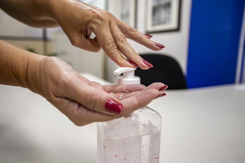 Mesmo vacinados, curitibanos devem manter cuidados sanitários