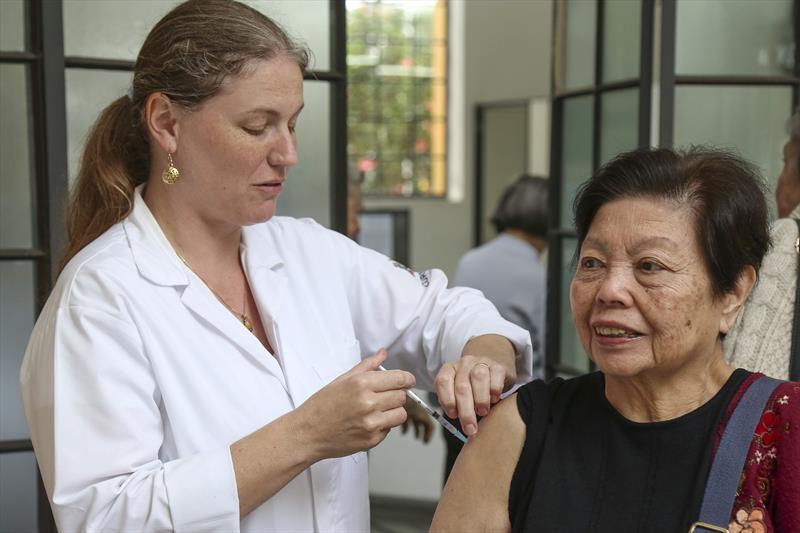 Curitiba aplica quase 30 mil doses e na segunda faz repescagem para professores e comorbidades