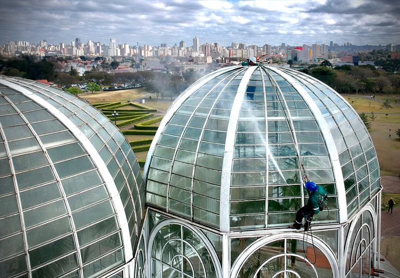 Estufa do Jardim Botânico começa a ser lavada