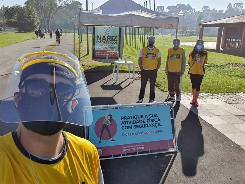 Professores orientam o público a se exercitar corretamente