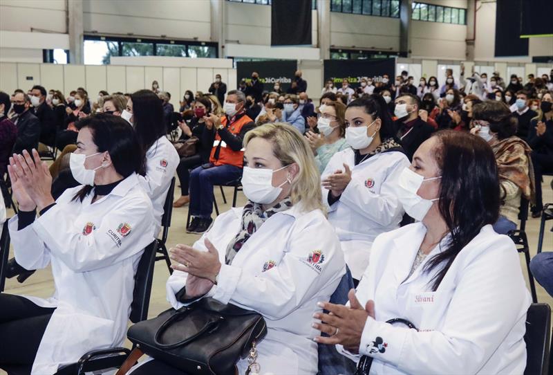 Homenagem aos profissionais da saúde marca fim da vacinação no Pavilhão da Cura
