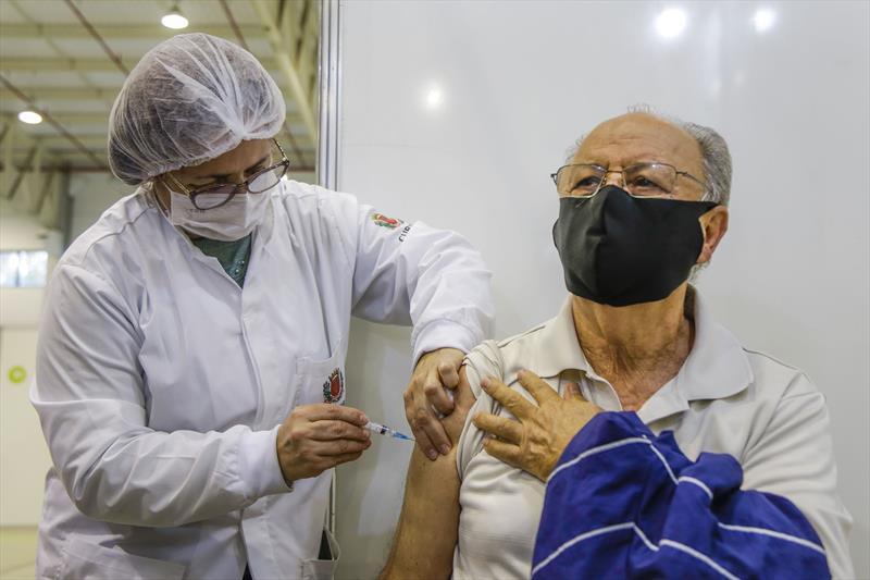 Curitiba abre repescagem contínua nos pontos de vacinação anticovid