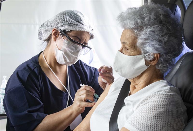 Nesta quarta, dose de reforço é para idosos vacinados até 15 de abril