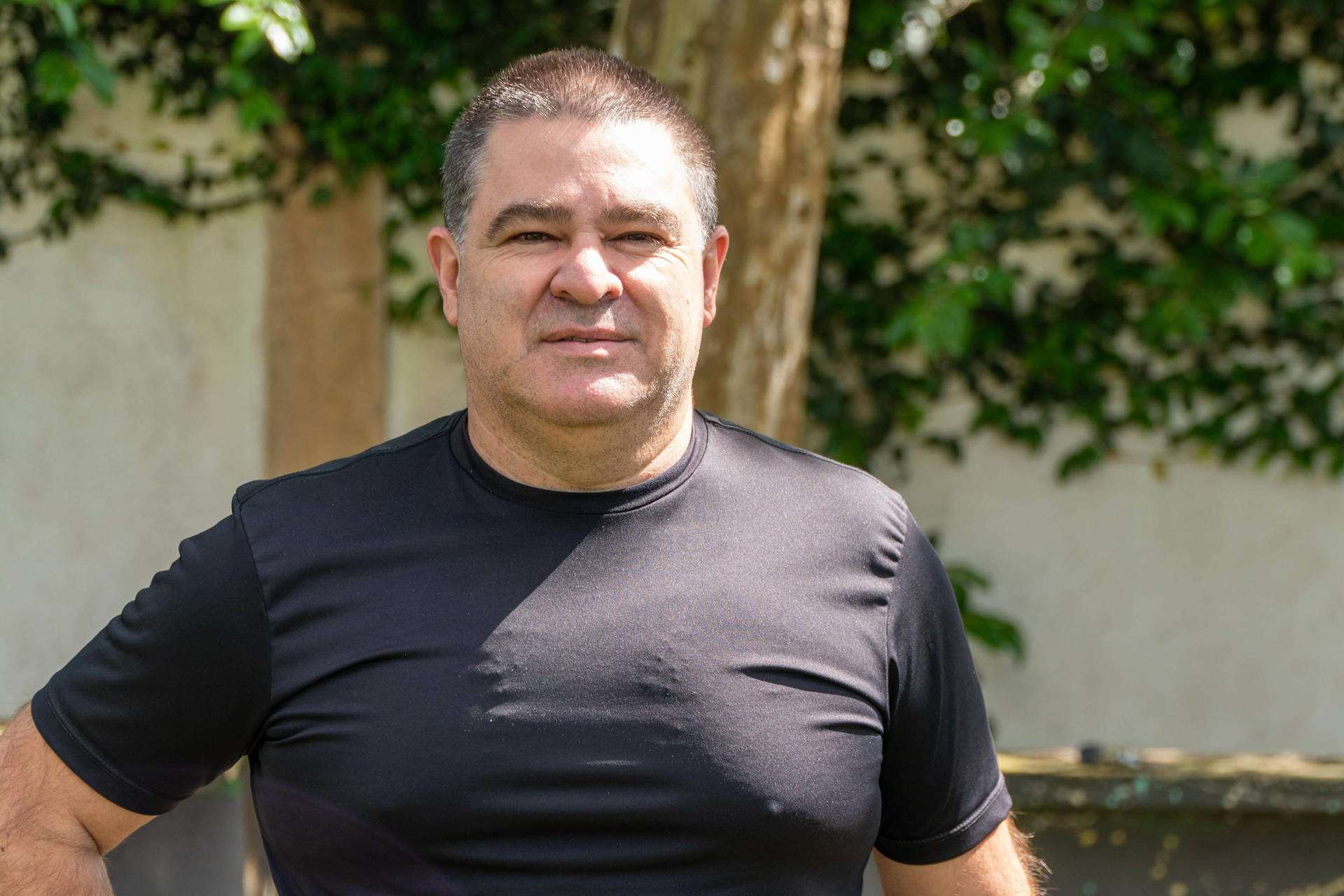 Professor transforma espaço abandonado em área verde multiuso e inspira estudantes