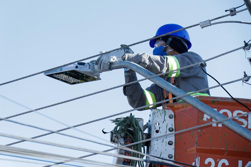 Viu uma lâmpada que precisa de reparo? Informe ao 156