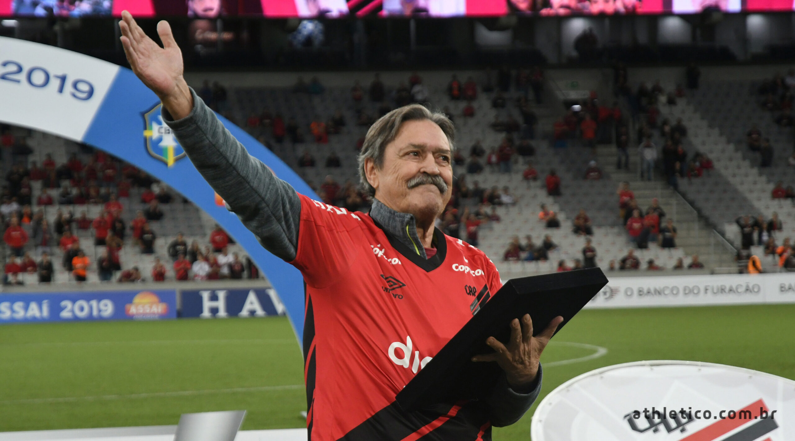 Praça Afonso Botelho terá escultura em homenagem ao jogador Sicupira