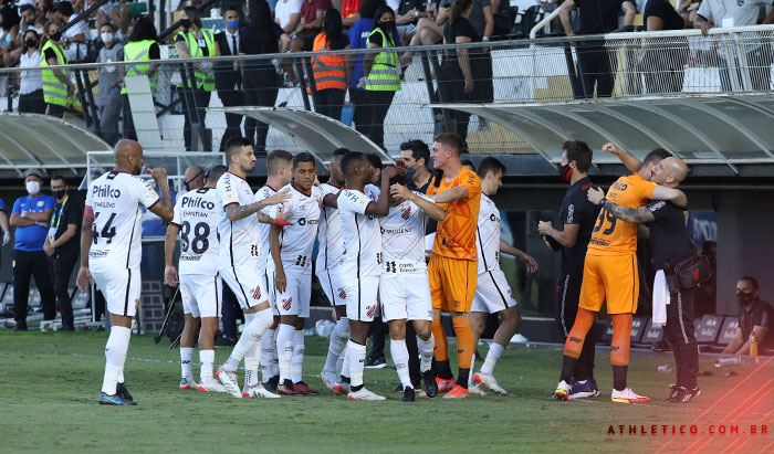 Athletico vence fora de casa
