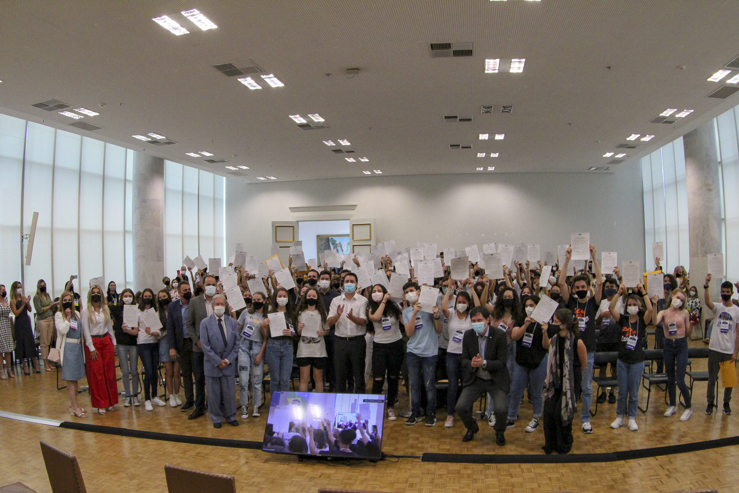 Antes de ganhar o mundo, alunos da rede estadual do Paraná finalizam curso de inglês