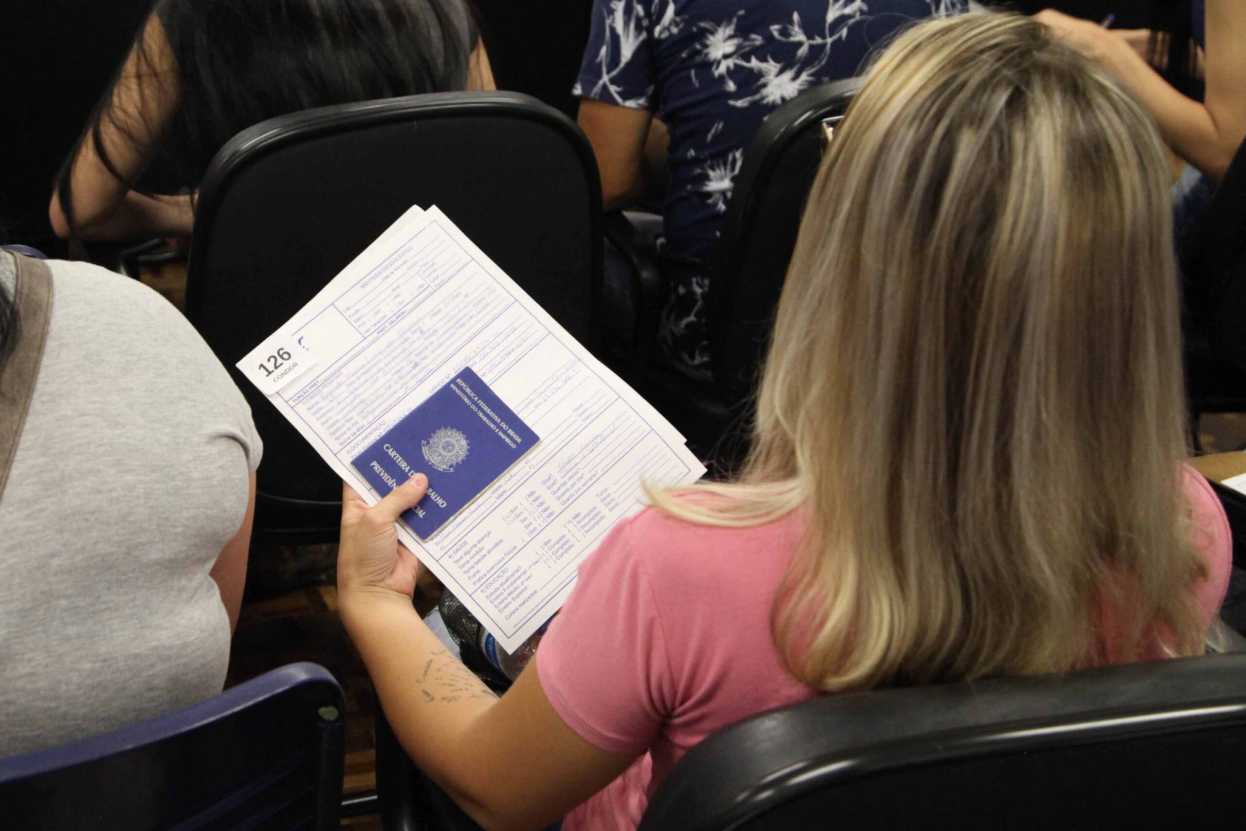 Agências do Trabalhador do Paraná têm 8.221 vagas de emprego com carteira assinada