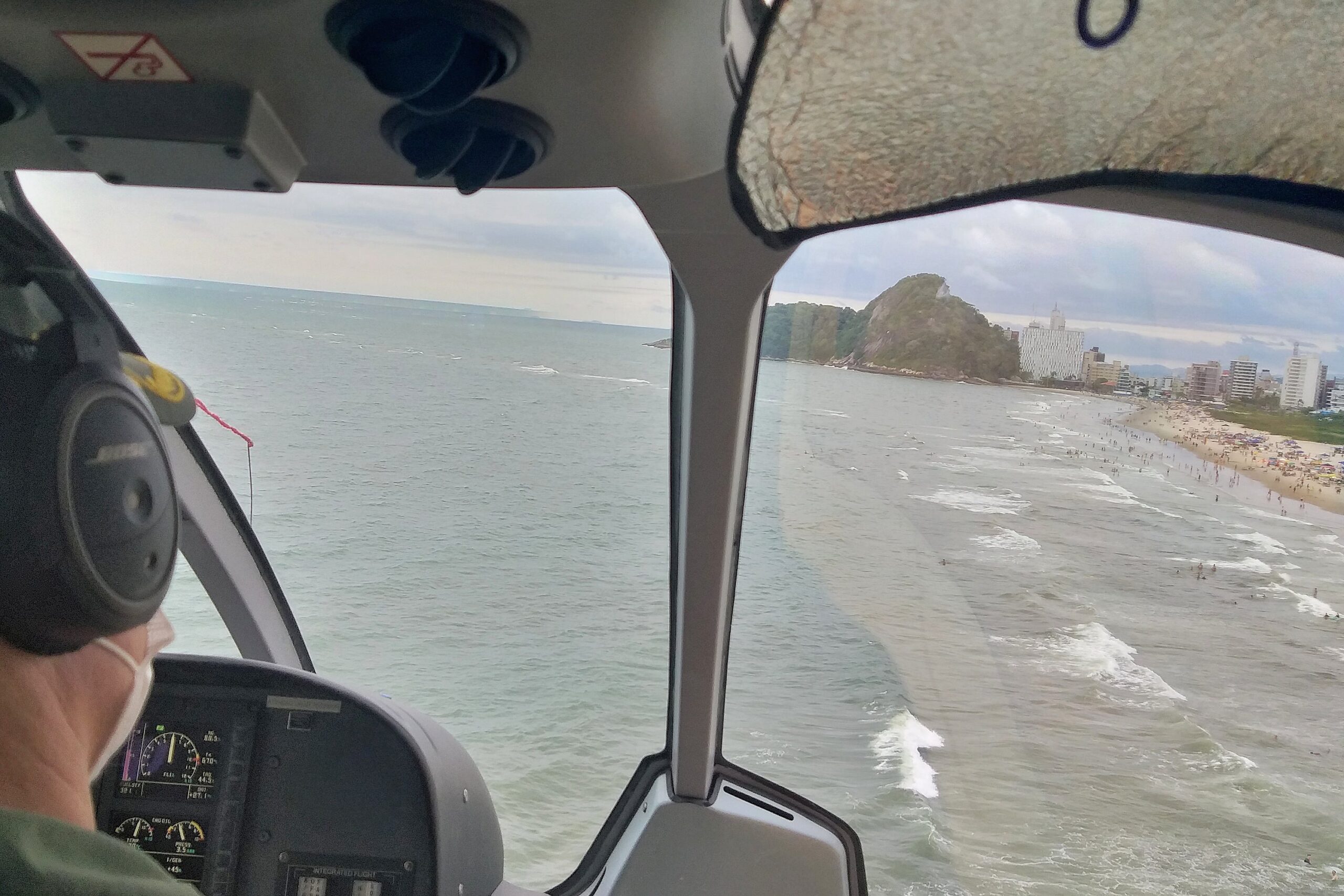 O que fazer quando um helicóptero pousa na praia? BPMOA orienta veranistas