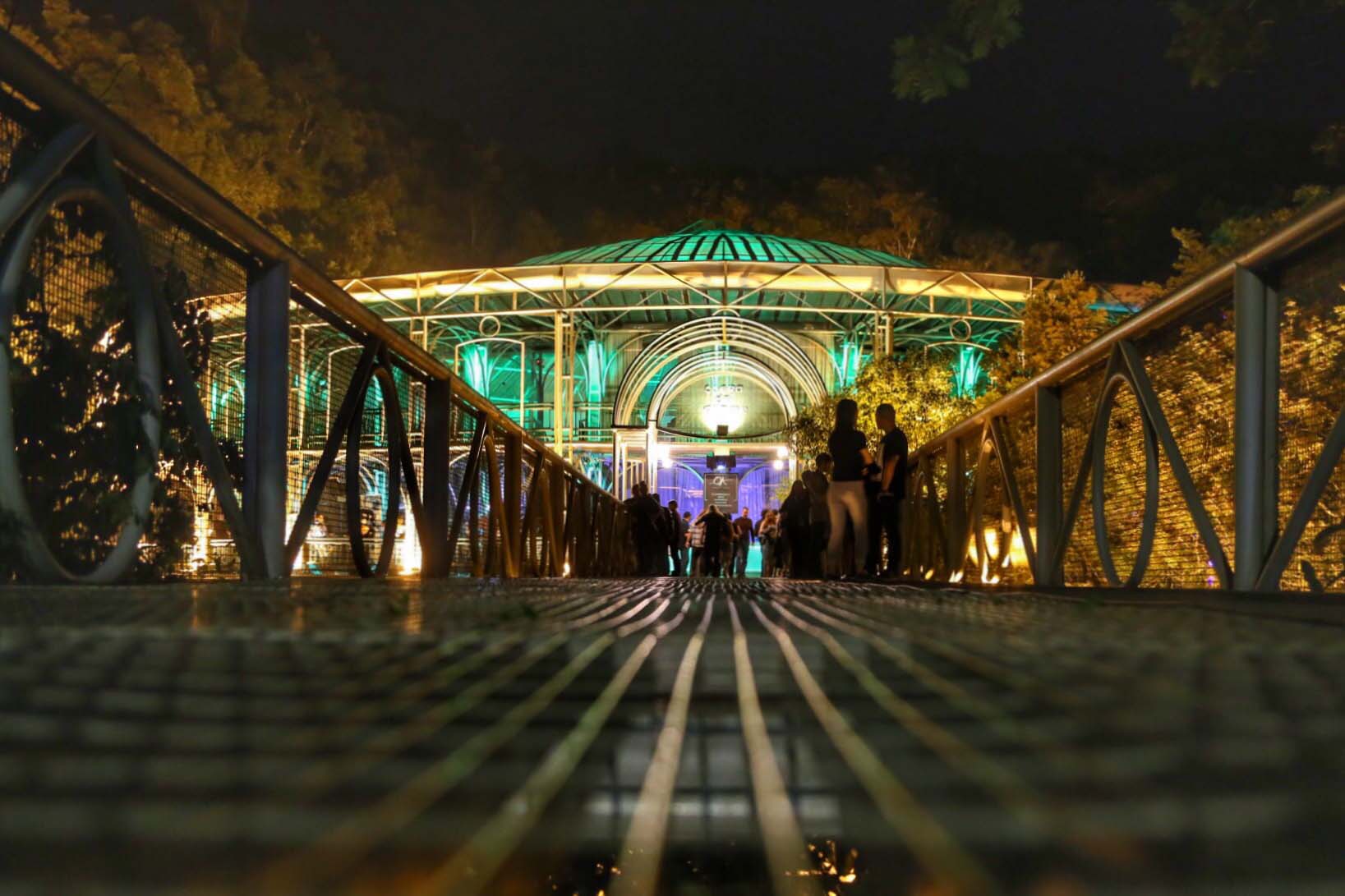 Turismo cresce 13,7% no Paraná em 2021; setor de serviços avança 8,3%