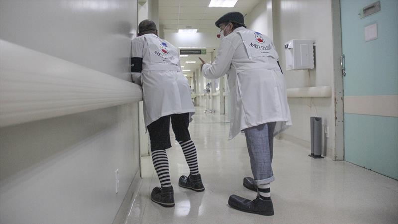Afastados pela pandemia, palhaços voltam a levar alegria a pacientes
