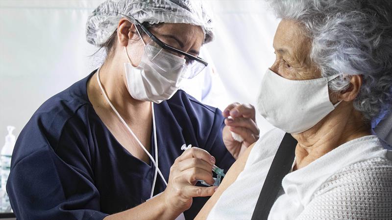 Saúde lança vacinação contra gripe e quarta dose anticovid para idosos com 80 anos ou mais