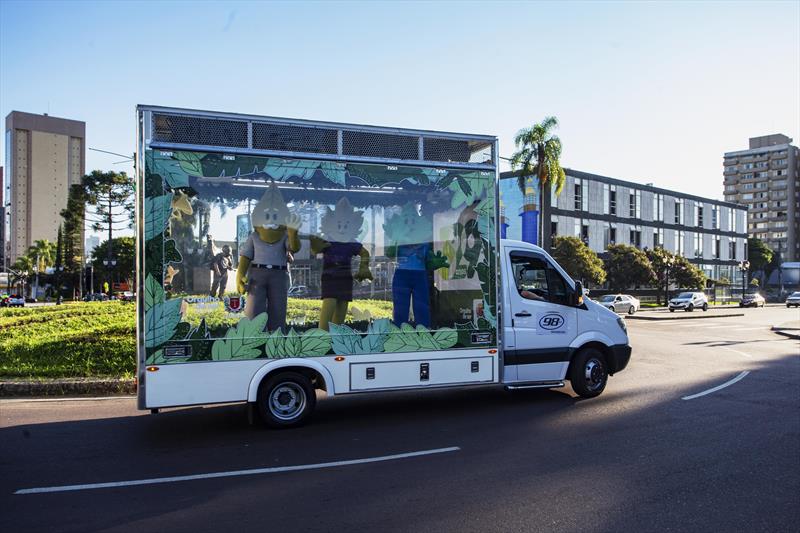 Com teatro e Educação Ambiental, Greca relança Família Folhas