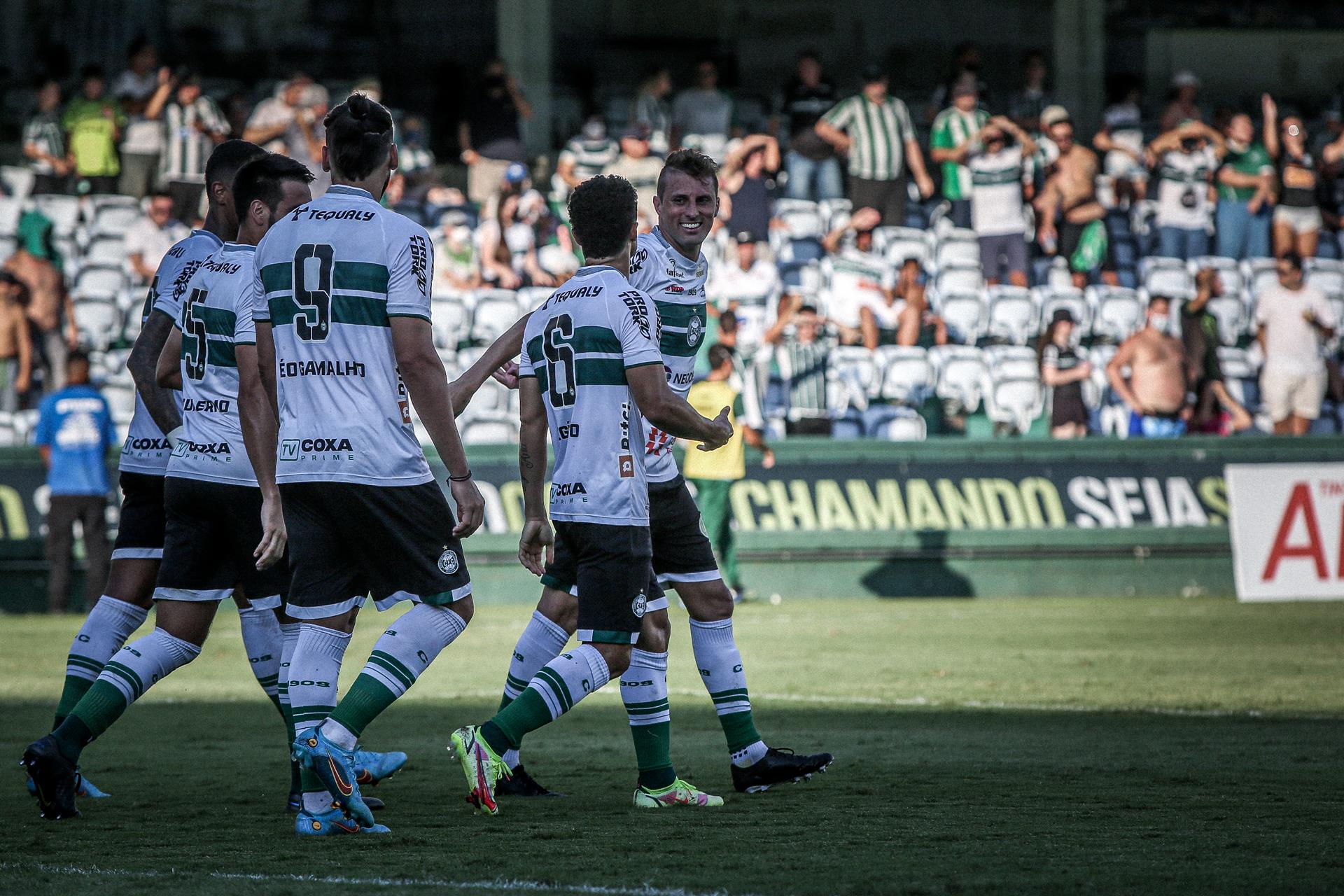 Coxa vence no Couto Pereira