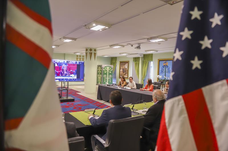 Cidades-irmãs, Curitiba e Miami buscam retomada de vôo direto e posto de emissão de vistos