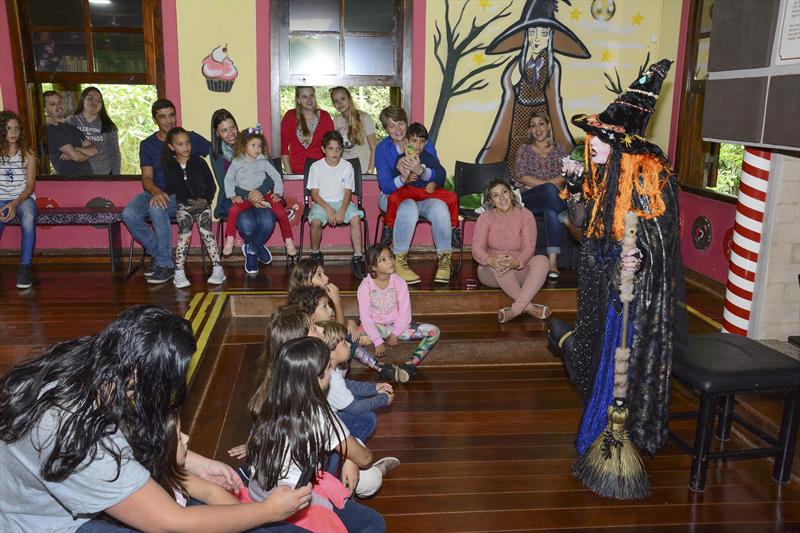 Bruxas contam histórias para quem fica em Curitiba neste feriado