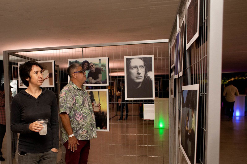 Exposição de fotos no vão livre do MON mostra os 30 anos do Festival de Teatro de Curitiba